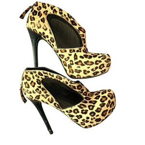 Guess Parshaly leaopard printed booties  size 6